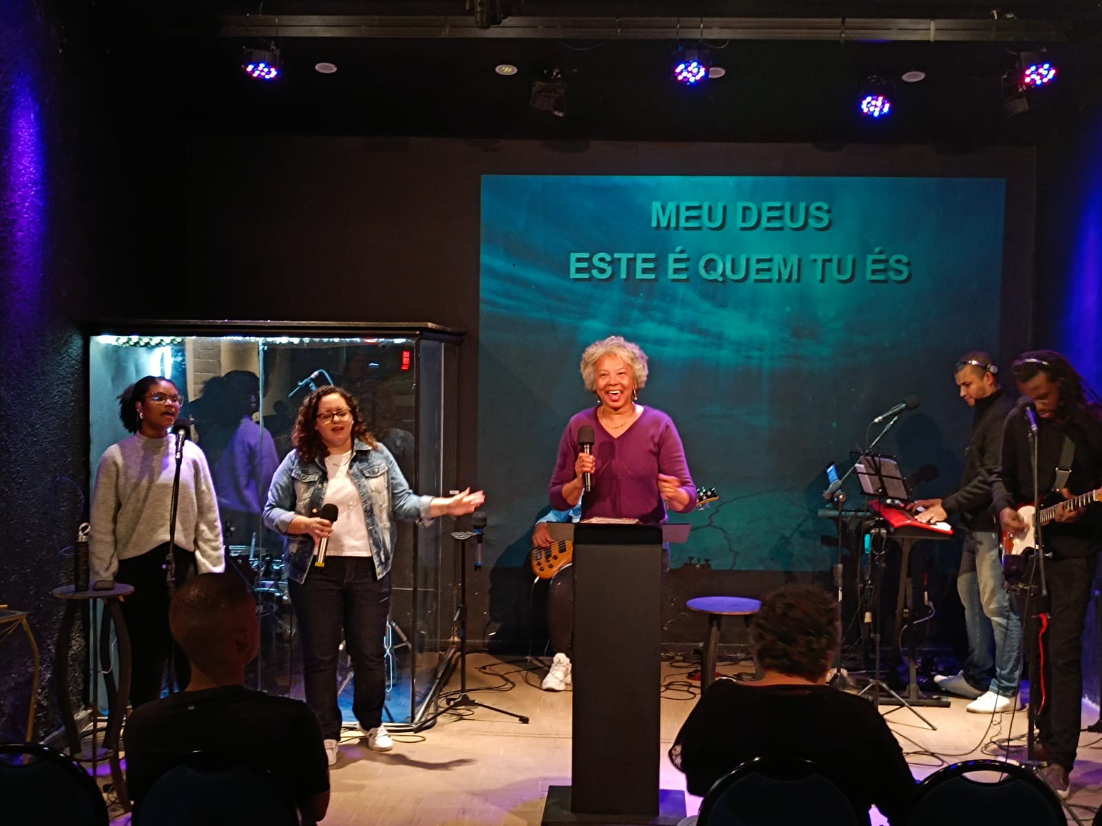 Equipe de louvor e congregação reunidas em um culto da Igreja MasVida